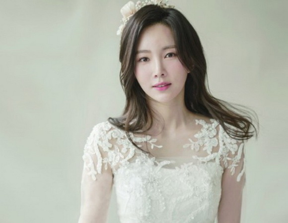 韩国女星尹周熙：从选秀新星到荧屏女王 为艺术献身的女星