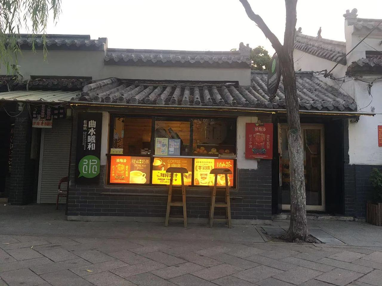 小店离倒闭还有多远？为什么有些店依然排队？